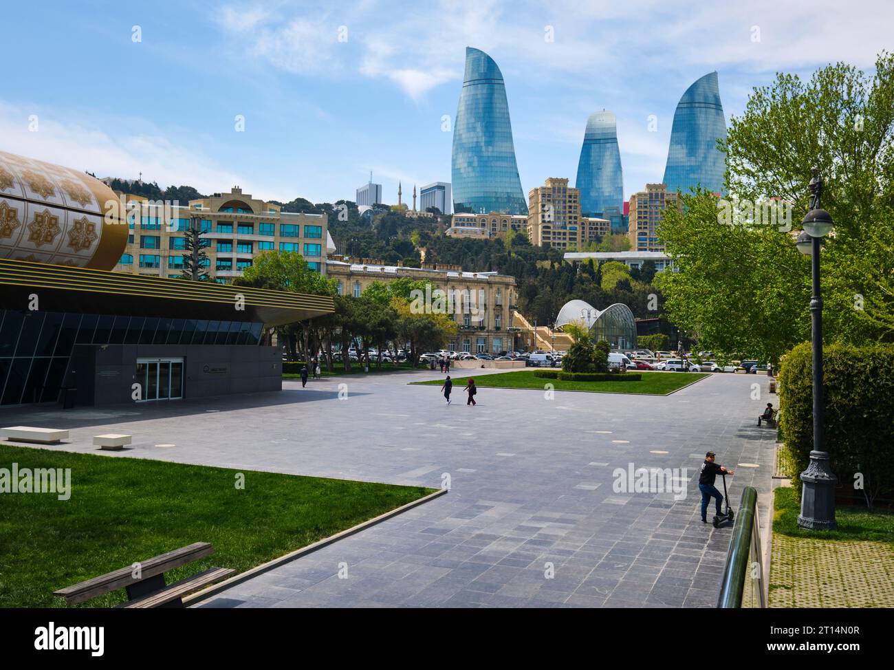 Una vista dei famosi edifici della Flame Tower con una sezione del Museo del tappeto in primo piano. A Baku, Azerbaigian. Foto Stock