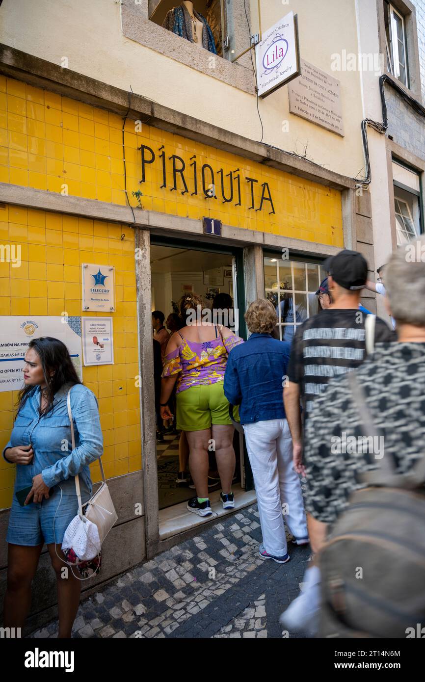 Esterno della famosa pasticceria e caffetteria Piriquita situata a Sintra, Portogallo. Sintra è una città e un comune della grande Lisbona, nella regione di P Foto Stock
