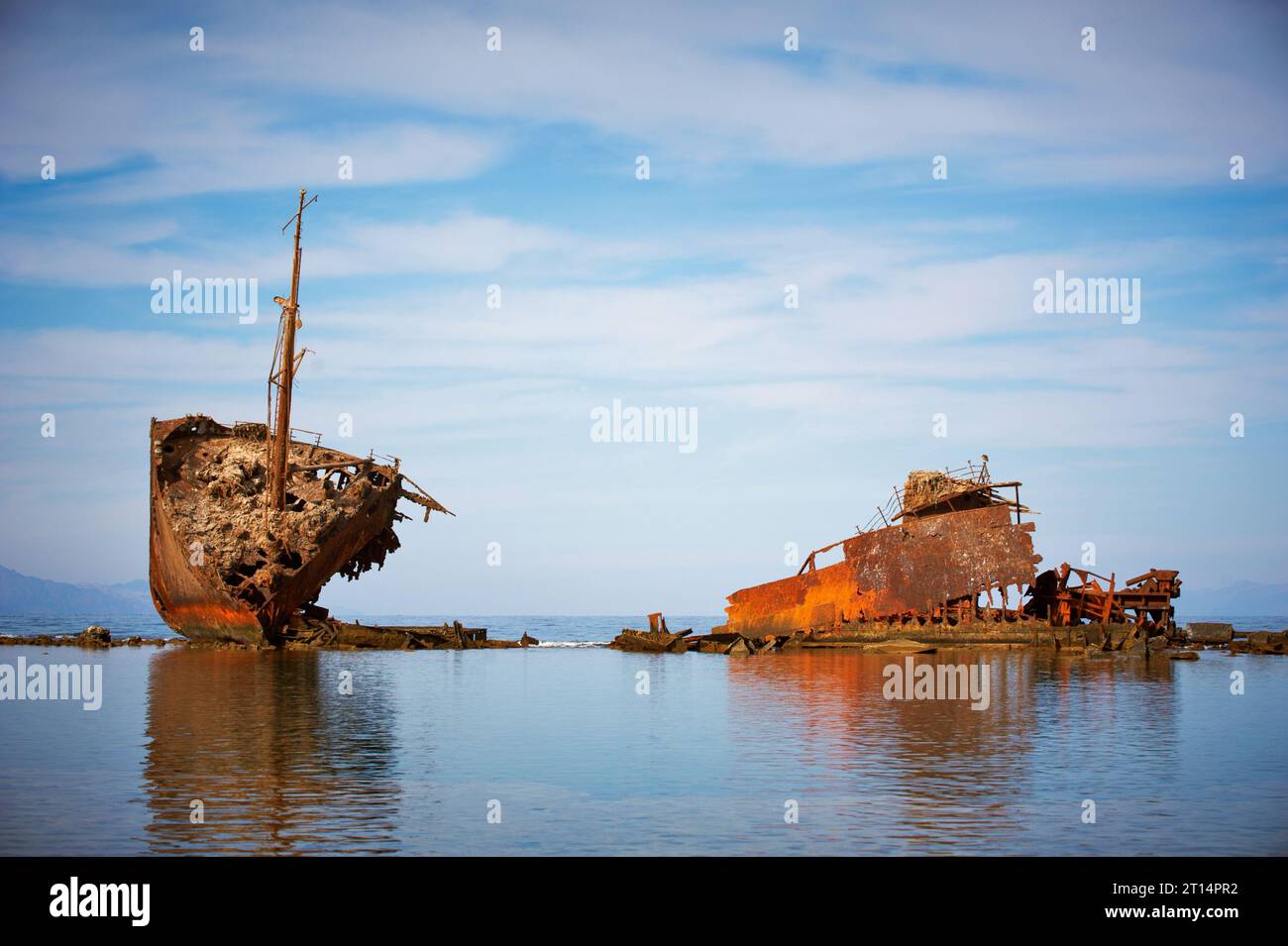 Un vecchio naufragio o un naufragio abbandonato. , Barca naufragata, abbandonata in spiaggia o naufragata al largo delle coste egiziane. Foto Stock