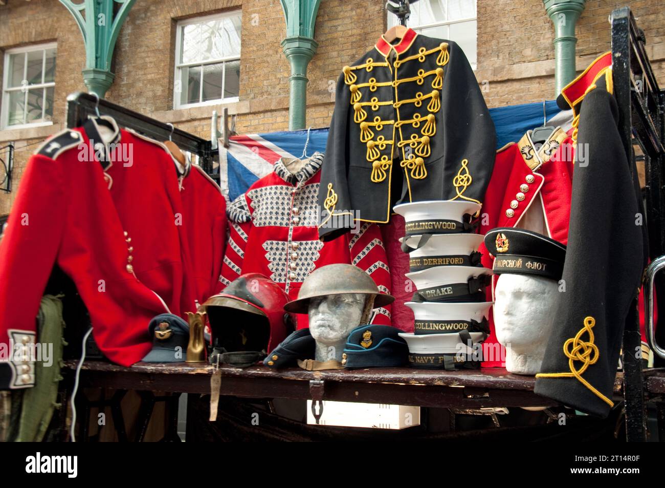 Stallo che vende abiti militari e regali, Covent Garden Market, Covent Garden, Londra, Regno Unito Foto Stock