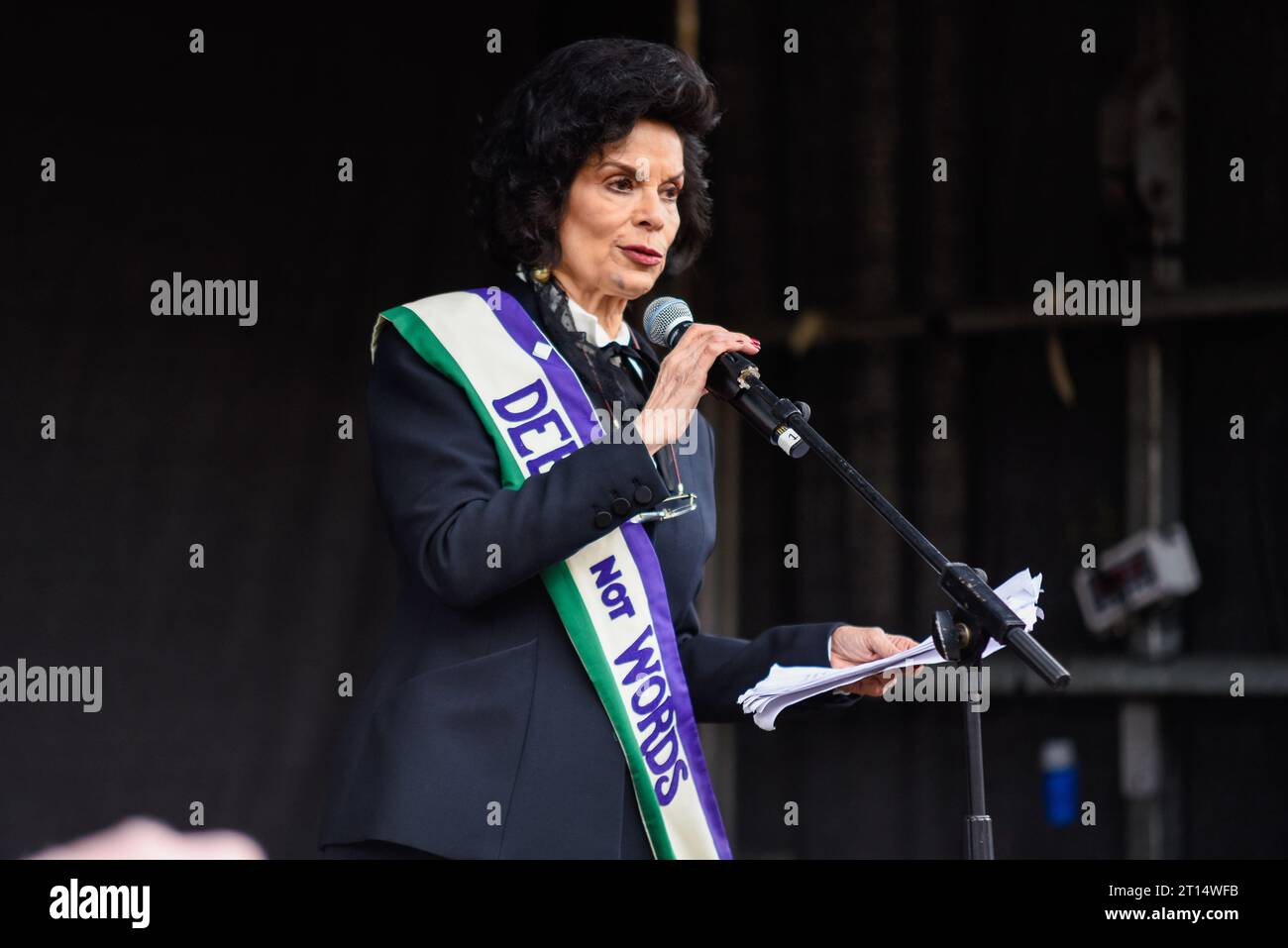 Bianca Jagger parla alla protesta per l'uguaglianza femminile del 4 marzo organizzata da Care International a Londra, Regno Unito Foto Stock