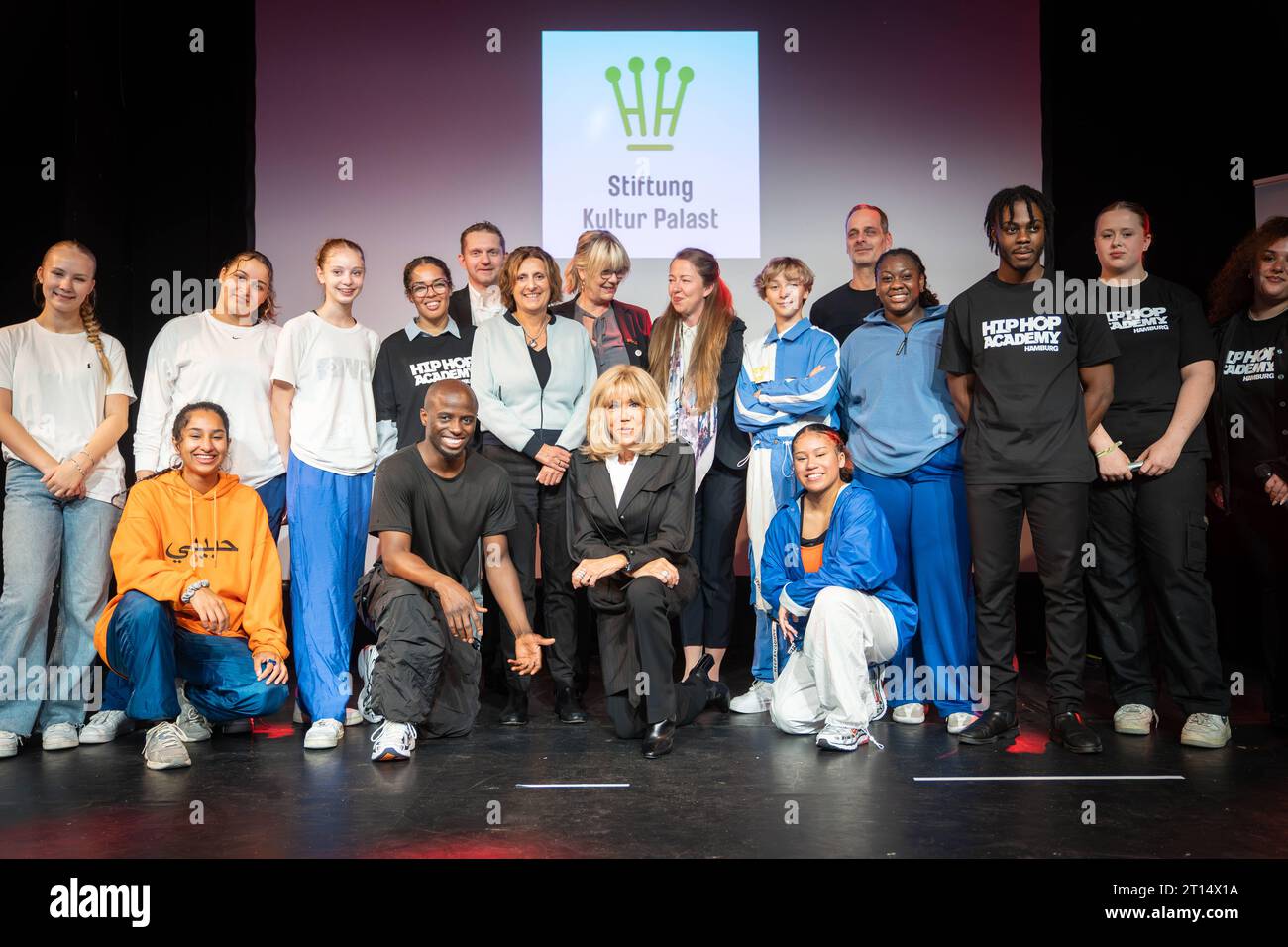 Deutsch-Französische Kabinettsklausur ad Amburgo Partnerprogramm Besuch der HipHop Academy Hamburg der Stiftung Kultur Palast Britta Ernst, Ehefrau Bundeskanzler Olaf Scholz, und Brigitte Macron, Ehefrau Französischer Staatspräsident Emmanuel MacronDeutsch-Französische Kabinettsklausur ad Amburgo Partnerprogramm Besuch der HipHop Academy Hamburg der Stiftung Kultur Palast Britta Ernst, Bundesklausur, Ernst, Ernst, Ernst, Bundesklausur Ehefrau Französischer Staatspräsident Emmanu, *** ritiro del governo francese tedesco ad Amburgo Partner Program visita all'Accademia HipHop di Amburgo dello Stift Foto Stock