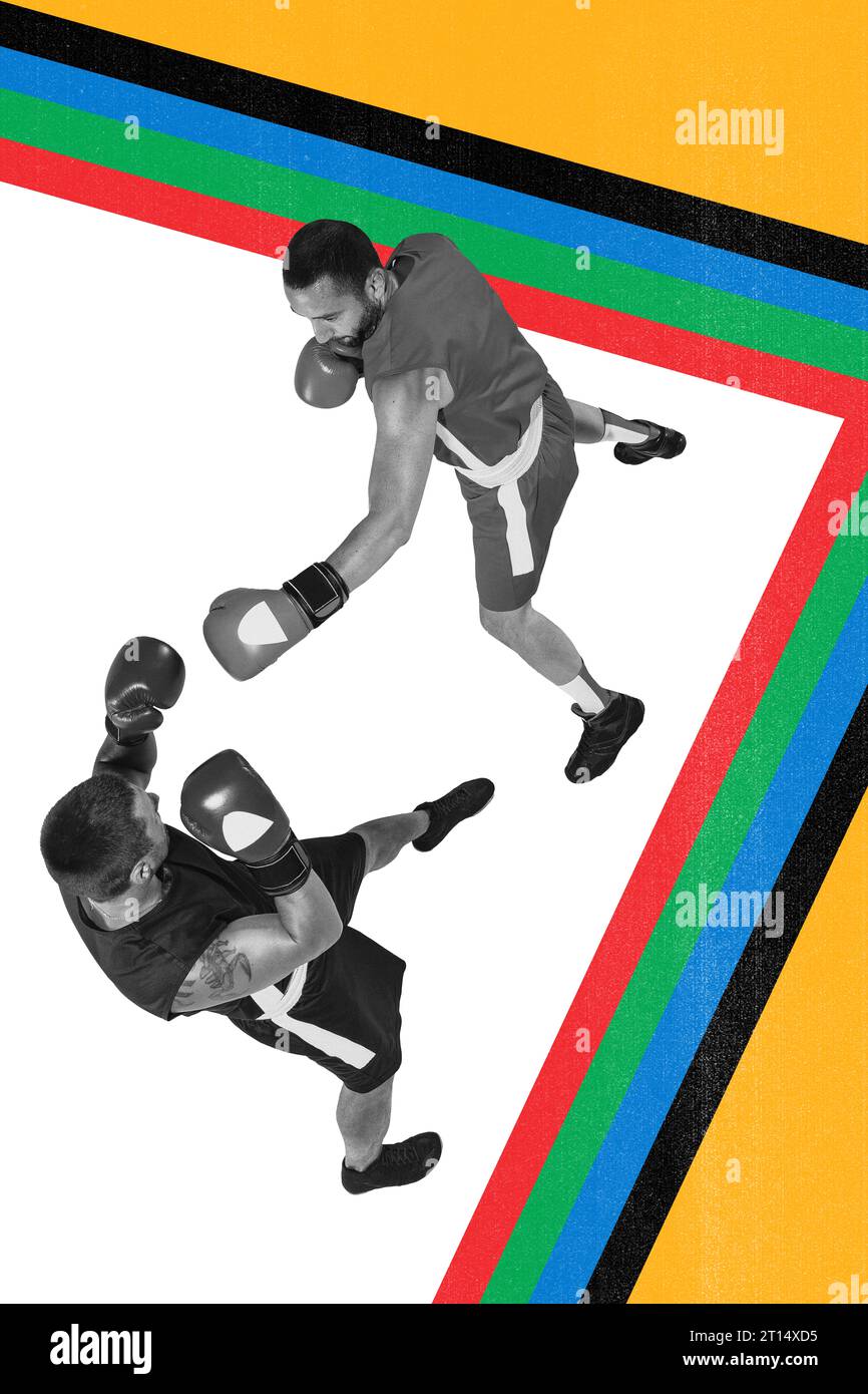Due uomini muscolosi, atleti di pugilato in movimento sul ring, che combattono su uno sfondo colorato. Collage artistico creativo. Foto Stock