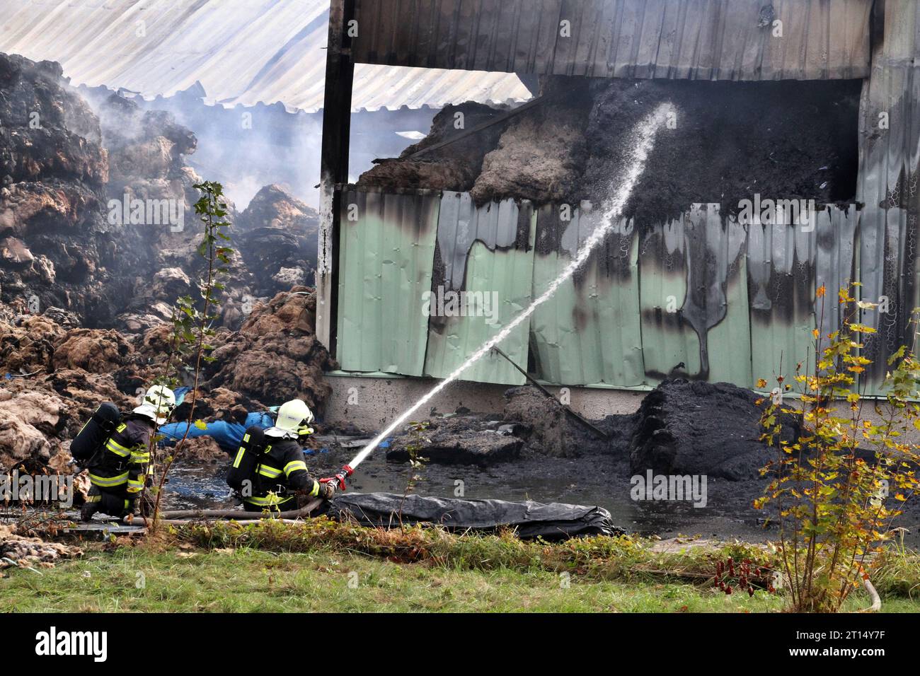 I vigili del fuoco intervengono in un incendio in un capannone industriale dello stabilimento tessile di Juta a Turnov, regione di Semily, Repubblica Ceca, 11 ottobre 2023. (CTK Phot Foto Stock