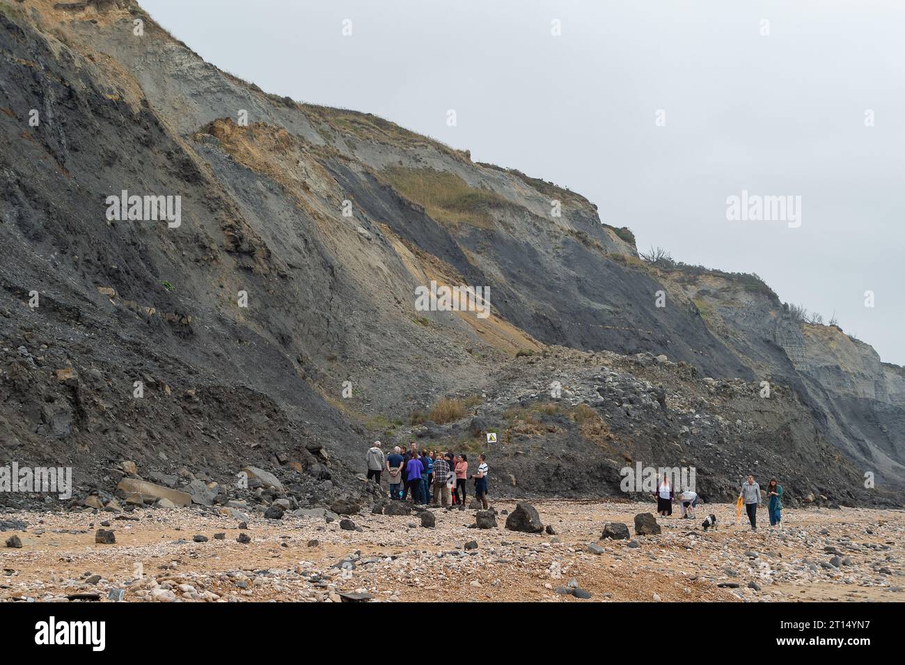 Charmouth, Dorset, Regno Unito. 11 ottobre 2023. Le temperature rimangono più alte del solito per ottobre a Charmouth, Dorset. La gente era in cerca di fossili sulla spiaggia stamattina e portava i loro cani. Il Met Office ha emesso un avvertimento giallo di pioggia per il sud-ovest dell'Inghilterra dalle 21,00 di questa sera fino a domani sera. Credito: Maureen McLean/Alamy Live News Foto Stock