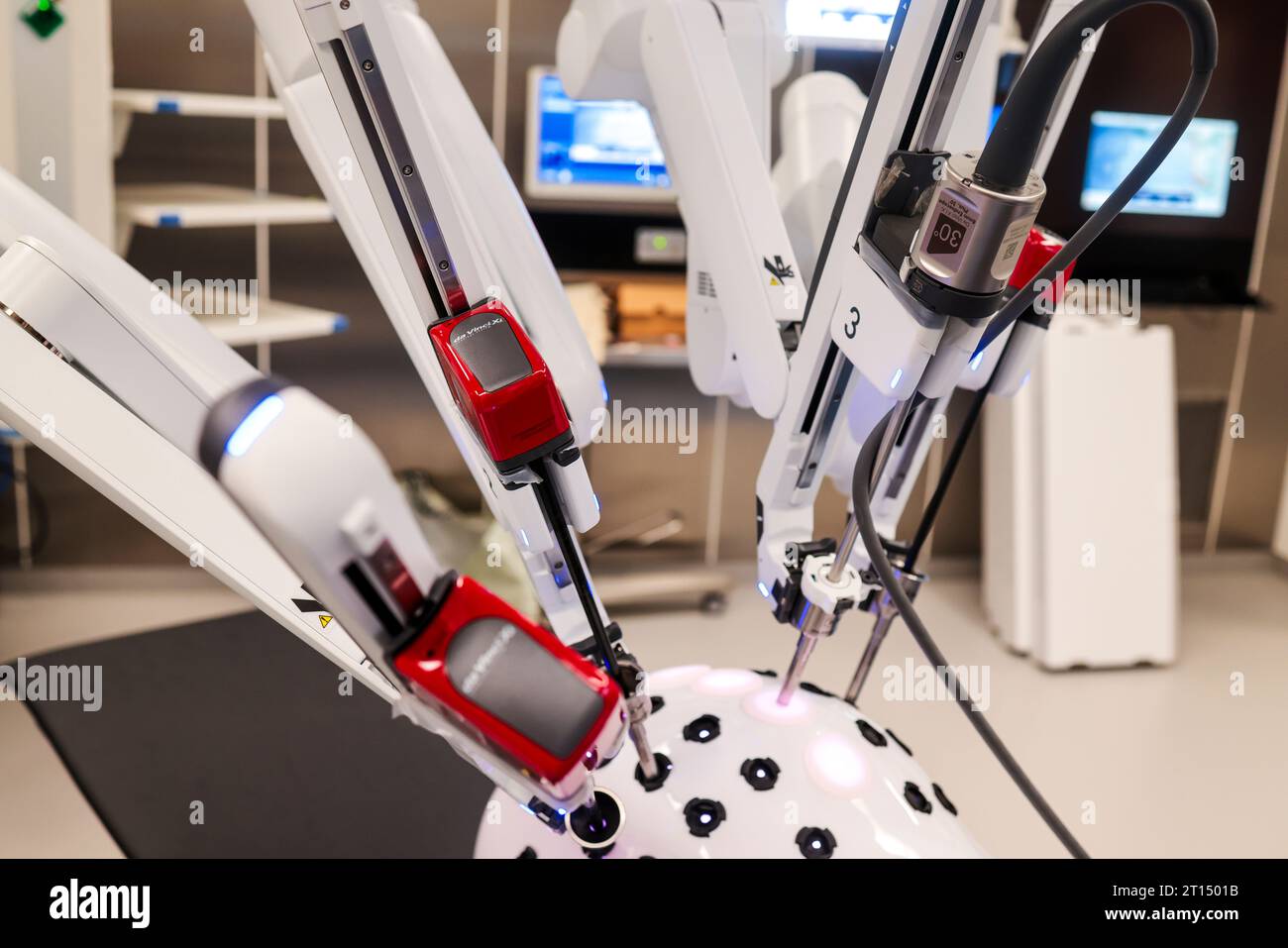 Rendsburg, Germania. 7 ottobre 2023. La luce risplende sul sistema chirurgico DaVinci. Il dispositivo assistito da robot è un sofisticato sistema per la chirurgia assistita da computer utilizzato per procedure minimamente invasive. Il nuovo centro chirurgico di Schön-Klinik sarà operativo alla fine di ottobre 2023. Crediti: Frank Molter/dpa/Alamy Live News Foto Stock