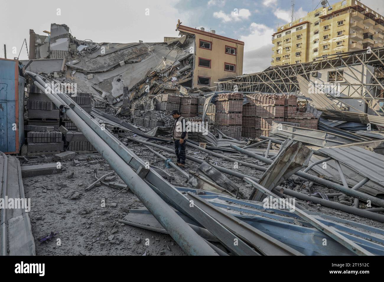 Rafah, territori palestinesi. 11 ottobre 2023. I palestinesi ispezionano gli edifici distrutti dopo gli attacchi aerei israeliani nella città di Gaza. Crediti: Abed Rahim Khatib/dpa/Alamy Live News Foto Stock