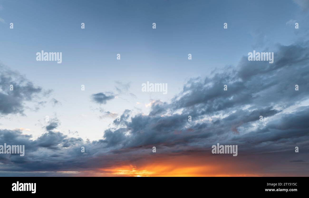 Spettacolare e luminoso cielo serale con una parete di nuvole al tramonto Foto Stock