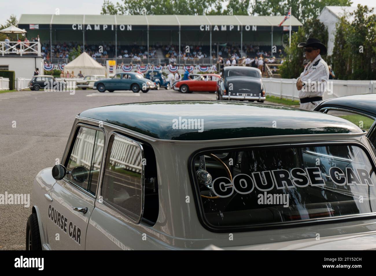 1960s Wolseley Hornet Mk2 Course Car al BARC Revival Meeting 2023, circuito automobilistico di Goodwood, Chichester, West Sussex, Regno Unito Foto Stock