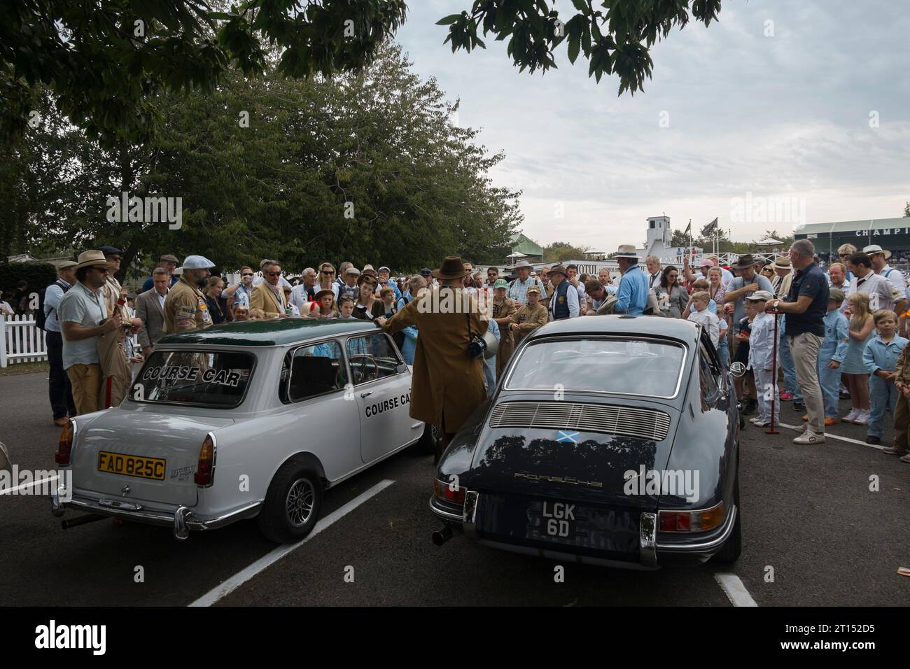 Briefing dei piloti pre-gara per la gara di pedalò Settrington Cup, BARC Revival Meeting 2023, circuito automobilistico di Goodwood, Chichester, West Sussex Foto Stock