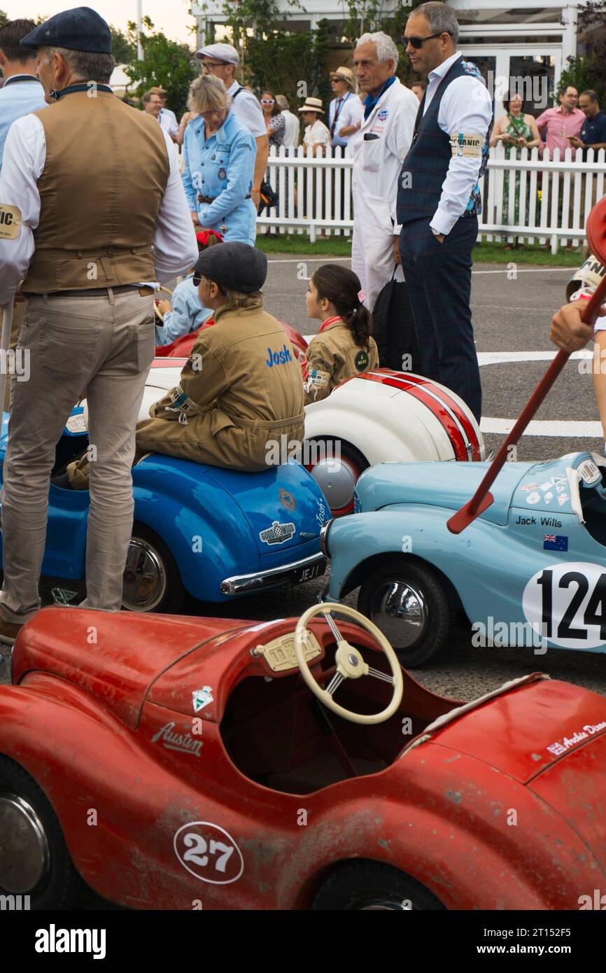 I genitori con i loro figli nell'area di montaggio prima della gara di Settrington Cup, BARC Revival Meeting 2023, Goodwood Circuit, Chichester, West Sussex, Regno Unito Foto Stock