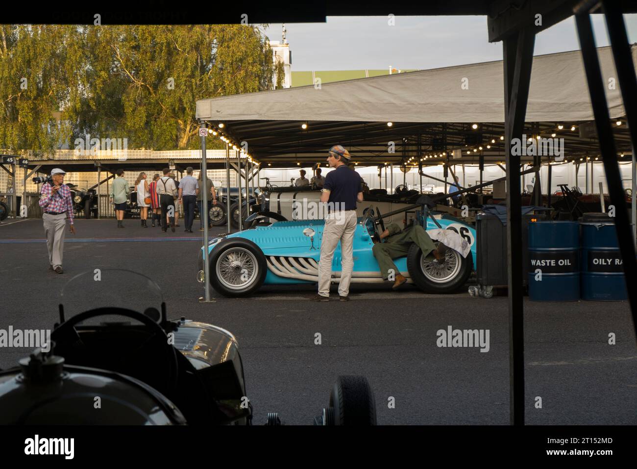 Meccanico appoggiato all'interno della cabina di pilotaggio di un Talbot Lago Type 26C del 1948 al BARC Revival Meeting 2023, circuito di Goodwood, Chichester, West Sussex, Regno Unito Foto Stock