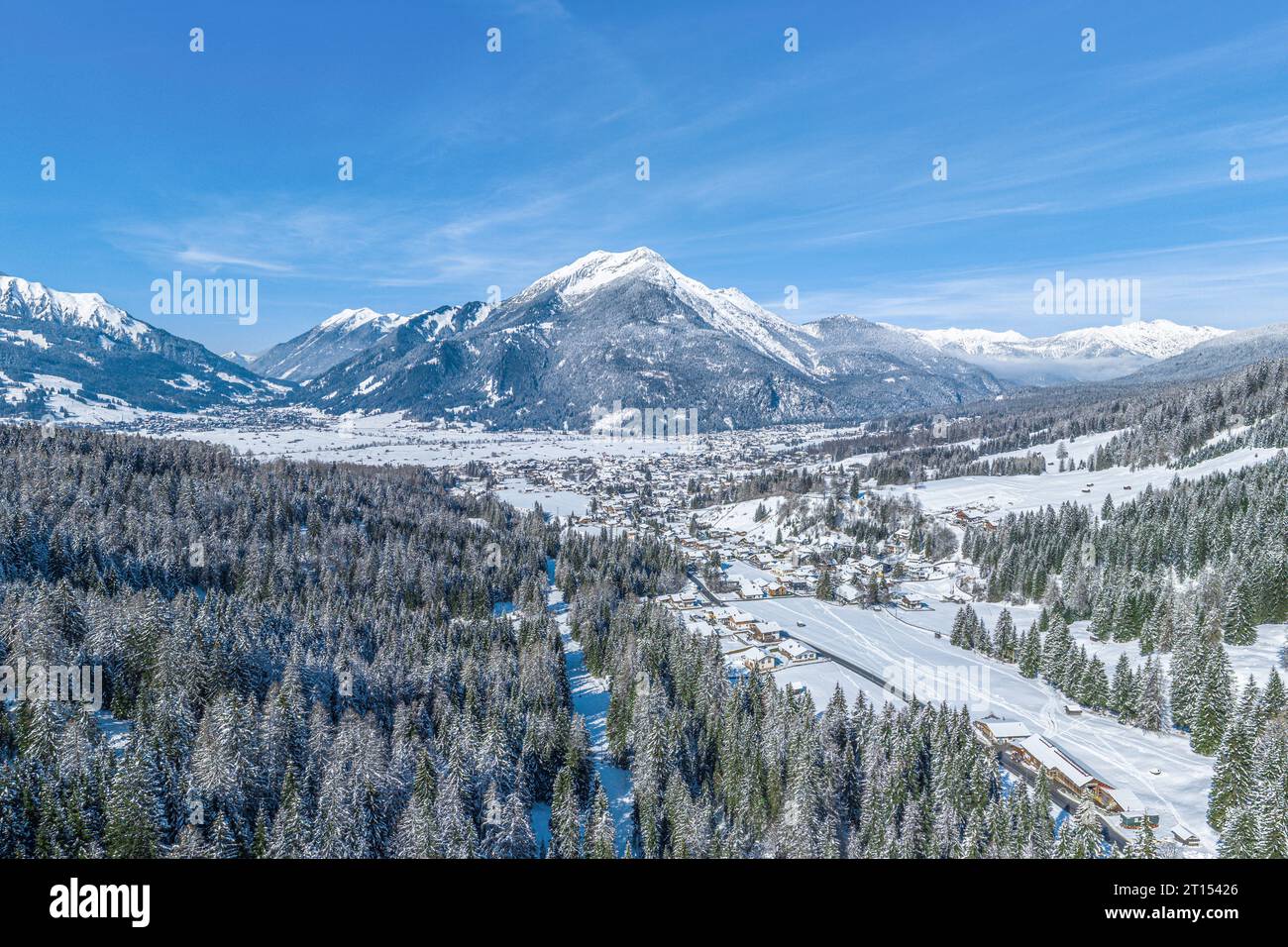 Vista panoramica sulla regione intorno alla funivia dell'Alpe di Ehrwalder vicino a Ehrwald in Tirolo Foto Stock