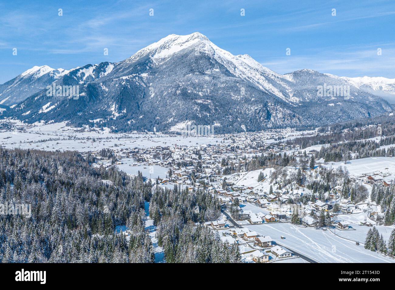 Vista panoramica sulla regione intorno alla funivia dell'Alpe di Ehrwalder vicino a Ehrwald in Tirolo Foto Stock