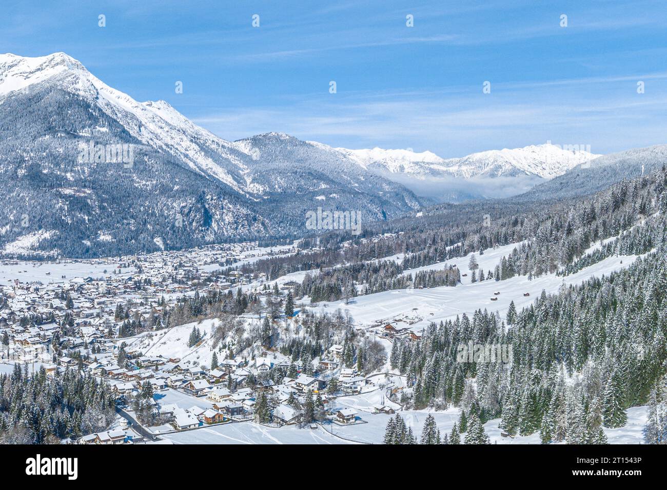 Vista panoramica sulla regione intorno alla funivia dell'Alpe di Ehrwalder vicino a Ehrwald in Tirolo Foto Stock