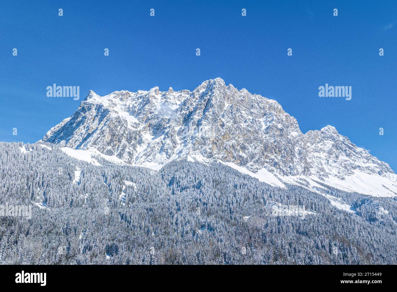 Vista panoramica sulla regione intorno alla funivia dell'Alpe di Ehrwalder vicino a Ehrwald in Tirolo Foto Stock