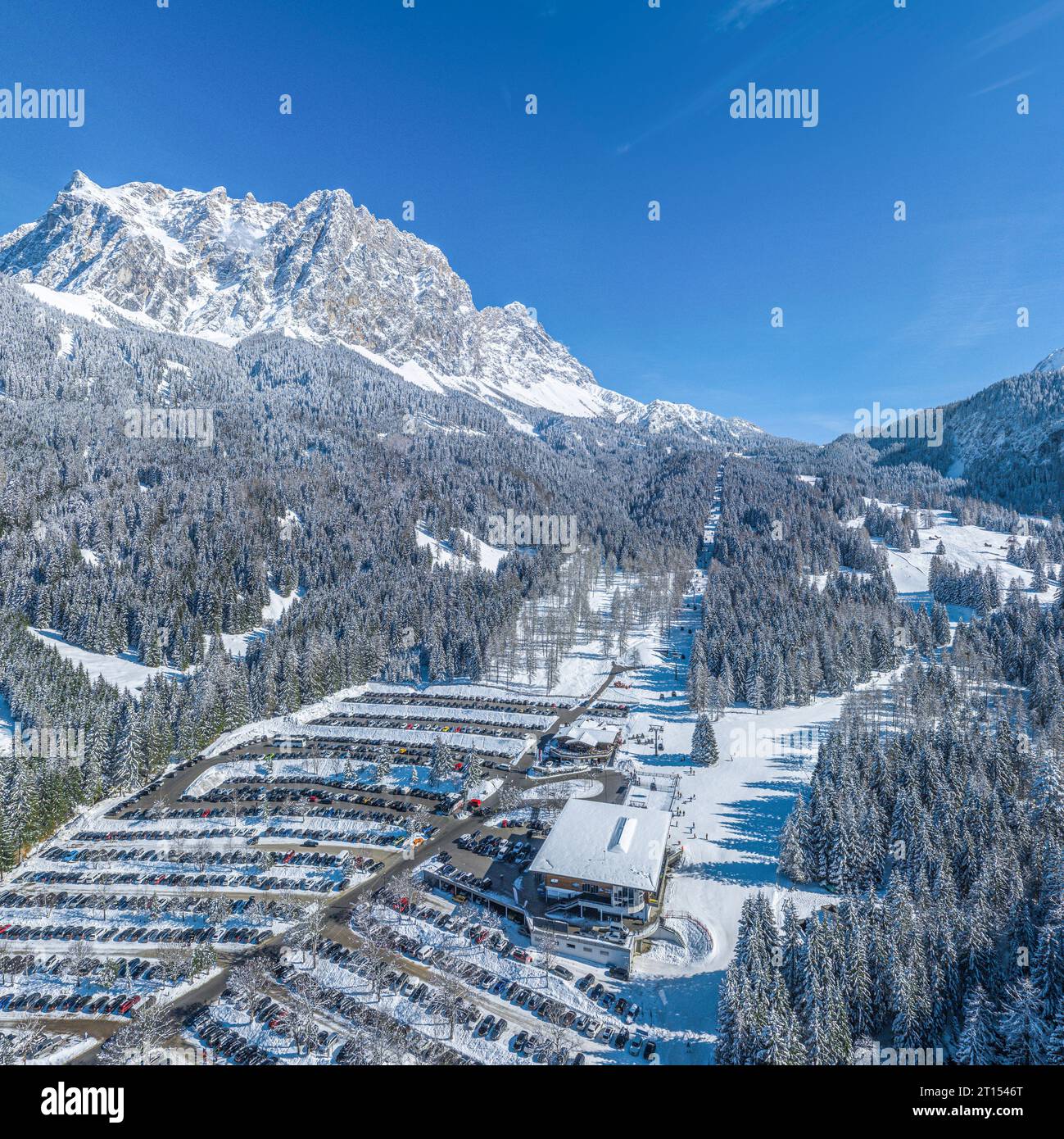 Vista panoramica sulla regione intorno alla funivia dell'Alpe di Ehrwalder vicino a Ehrwald in Tirolo Foto Stock