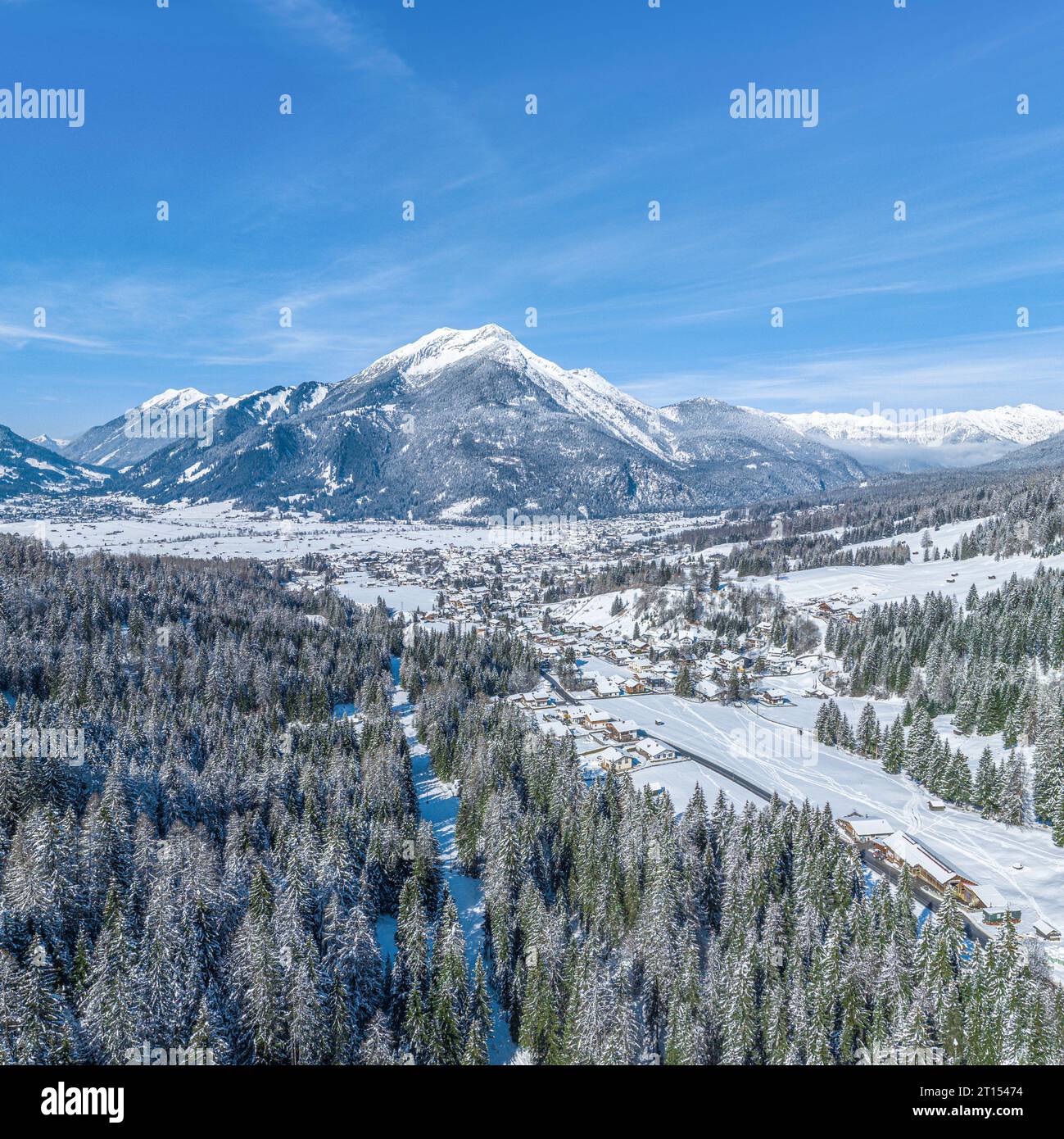Vista panoramica sulla regione intorno alla funivia dell'Alpe di Ehrwalder vicino a Ehrwald in Tirolo Foto Stock