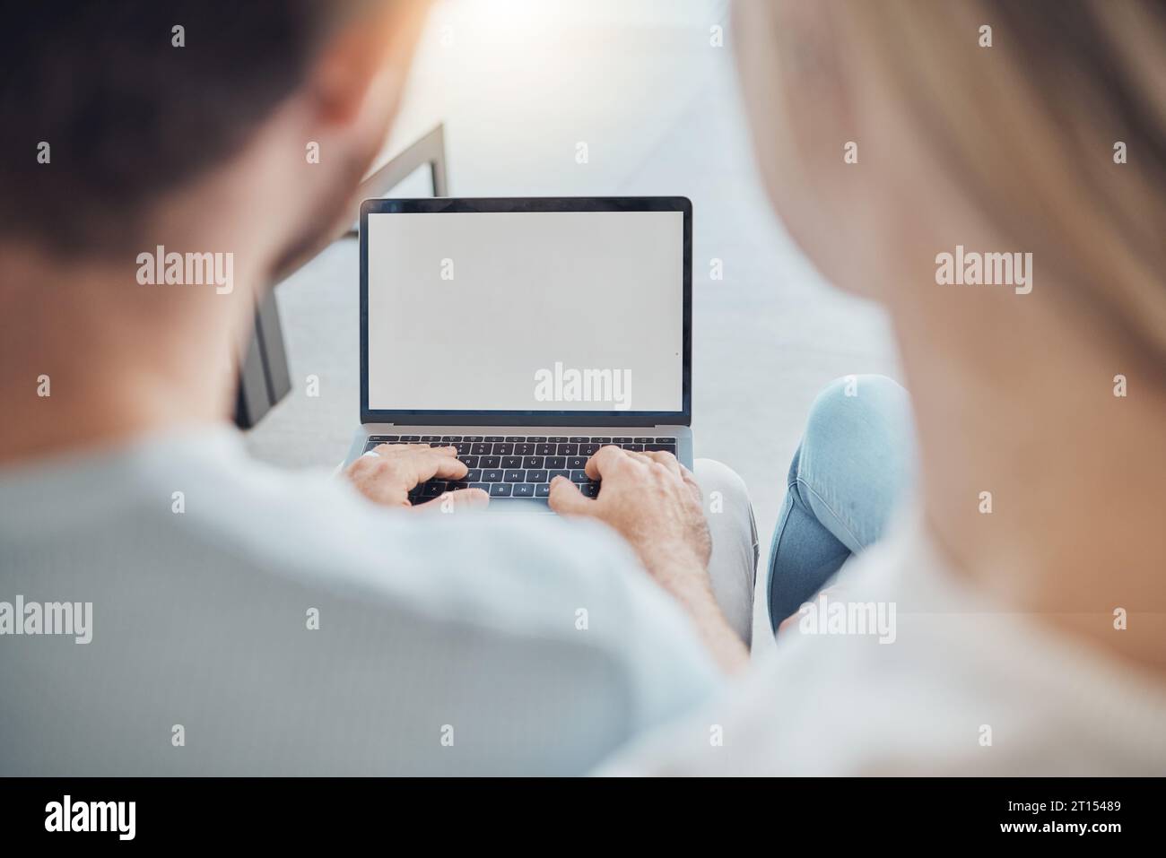 Coppia, schermo del laptop e pianificazione domestica, ricerca o digitazione online per la gestione delle risorse o informazioni sul prestito. Persone, schiena e computer mockup o. Foto Stock