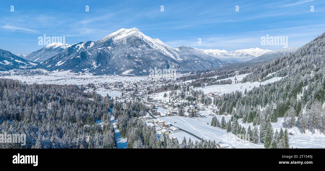 Vista panoramica sulla regione intorno alla funivia dell'Alpe di Ehrwalder vicino a Ehrwald in Tirolo Foto Stock