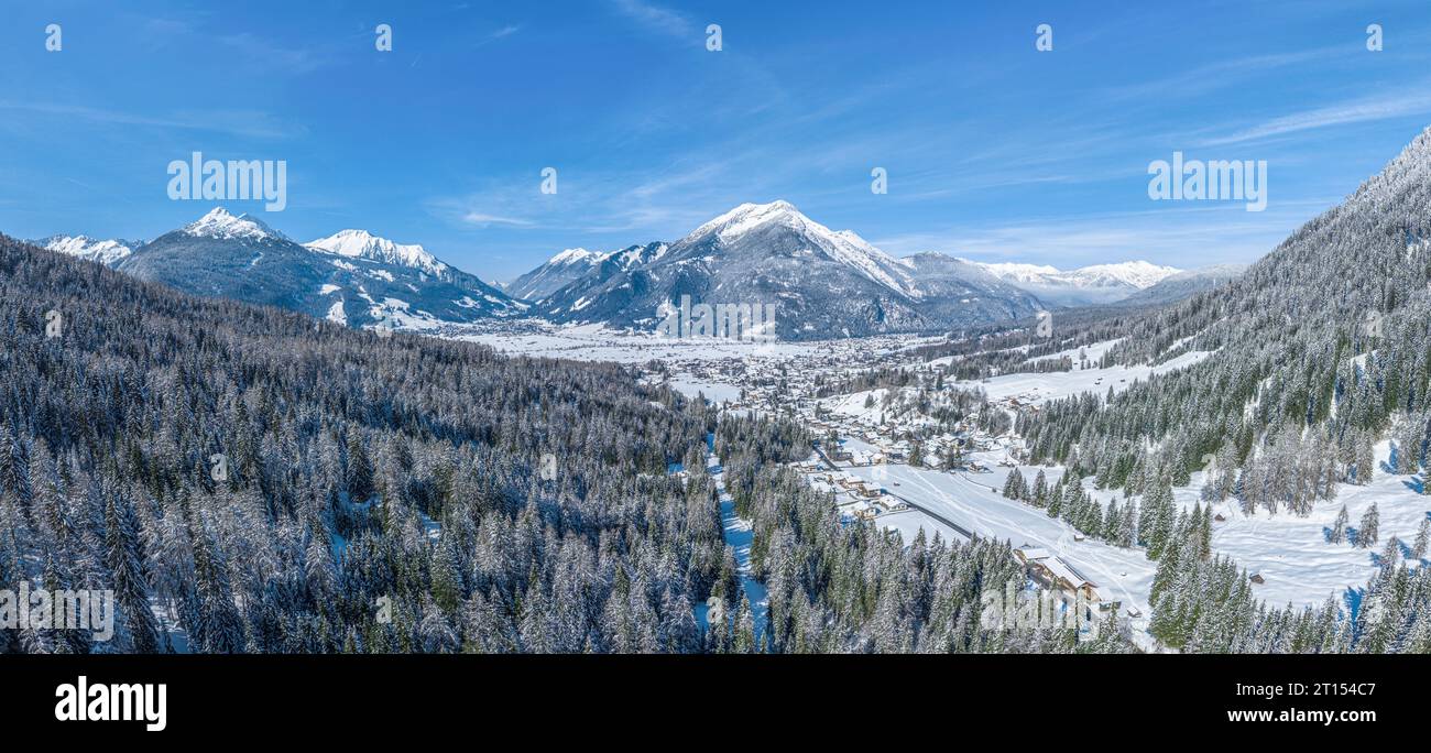 Vista panoramica sulla regione intorno alla funivia dell'Alpe di Ehrwalder vicino a Ehrwald in Tirolo Foto Stock