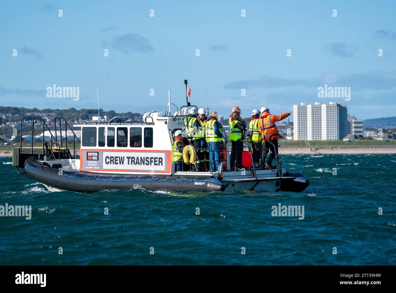 Personale su una barca di supporto che osserva un boom oceanico pesante schierato durante un esercizio di addestramento nazionale contro l'inquinamento presso il porto di Aberdeen per la lotta all'inquinamento (MCA). Data foto: Mercoledì 11 ottobre 2023. Foto Stock