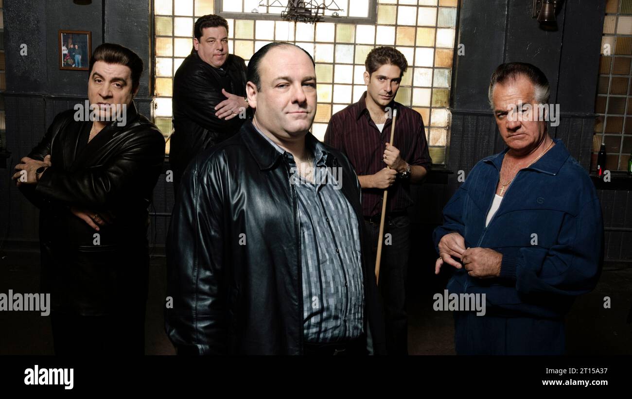 The Sopranos 2006 serie TV stagione 6 fotografia pubblicitaria con James Gandolfini nel ruolo del boss della mafia del New Jersey Tony Soprano. Credito SOLO PER USO EDITORIALE: HBO / Media Associates Foto Stock