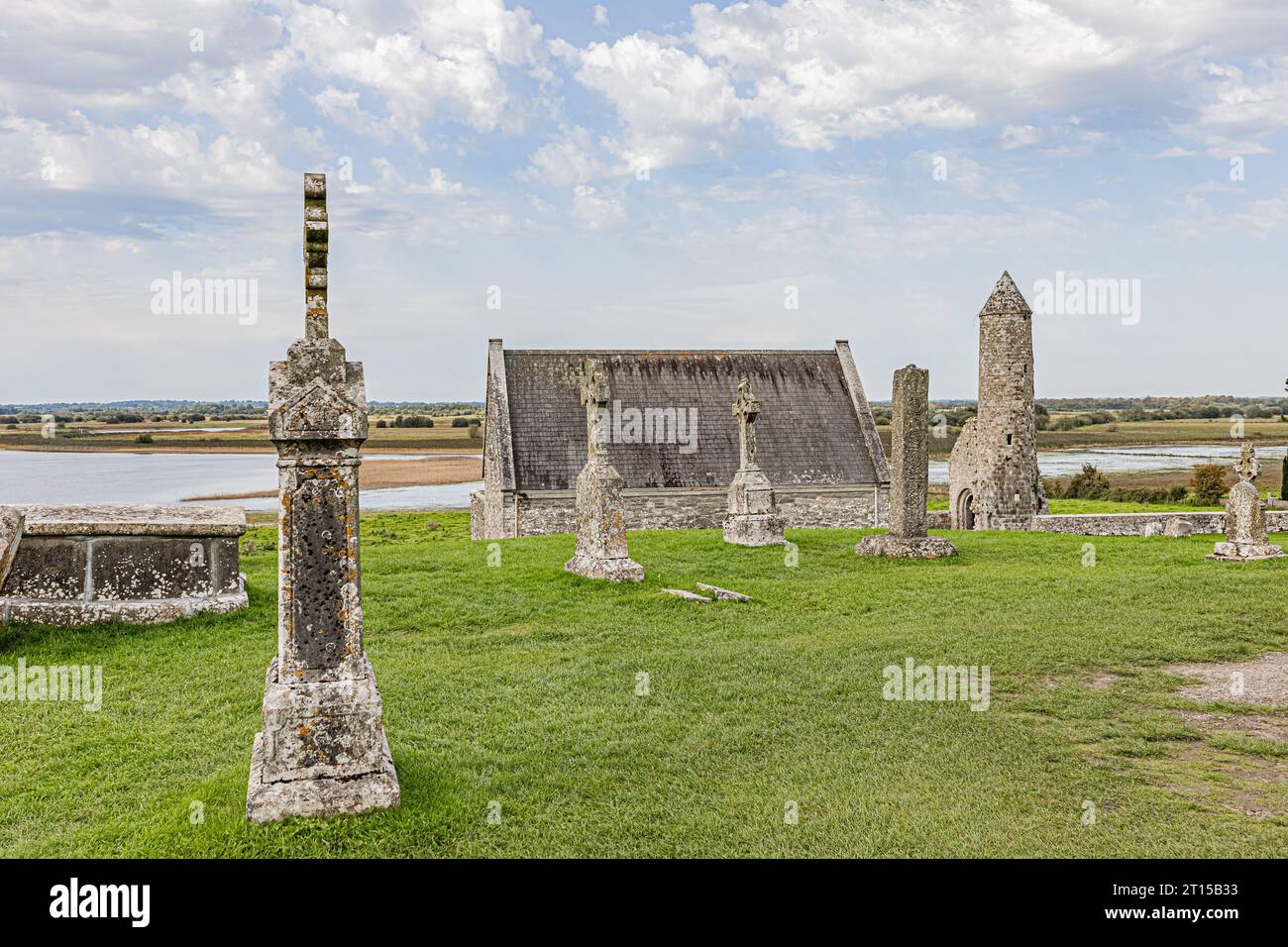 Le monastère de Clonmacnoise dans le comté d'Offaly, celtiques croix, tour di ronde. Il monastero di Clonmacnoise nella contea di Offaly, croci celtiche, giro Foto Stock