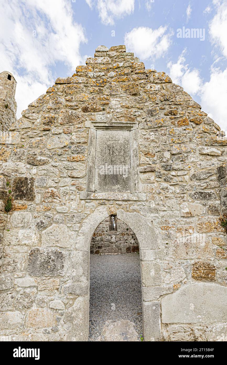 Le monastère de Clonmacnoise dans le comté d'Offaly, celtiques croix, tour di ronde. Il monastero di Clonmacnoise nella contea di Offaly, croci celtiche, giro Foto Stock