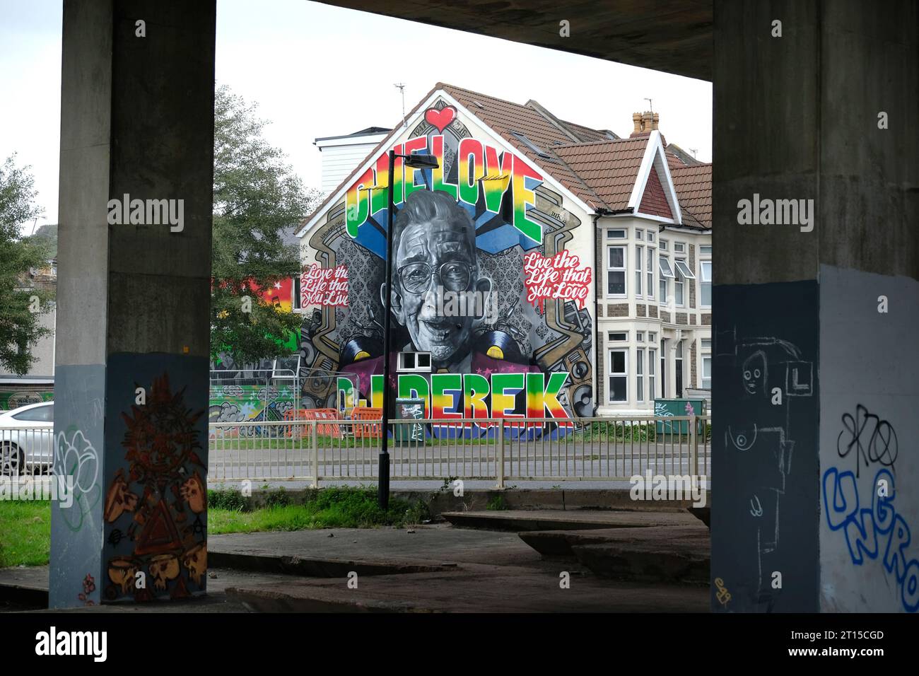 Il cavalcavia M32 a Eastville, Bristol, mostra il murale della leggenda locale, DJ Derek. Foto Stock