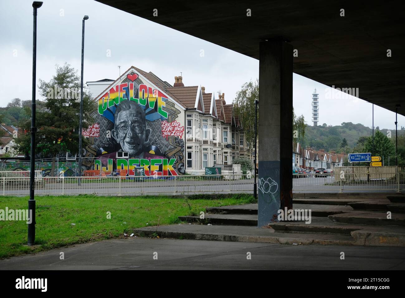 Il cavalcavia M32 a Eastville, Bristol, mostra il murale della leggenda locale, DJ Derek. Foto Stock