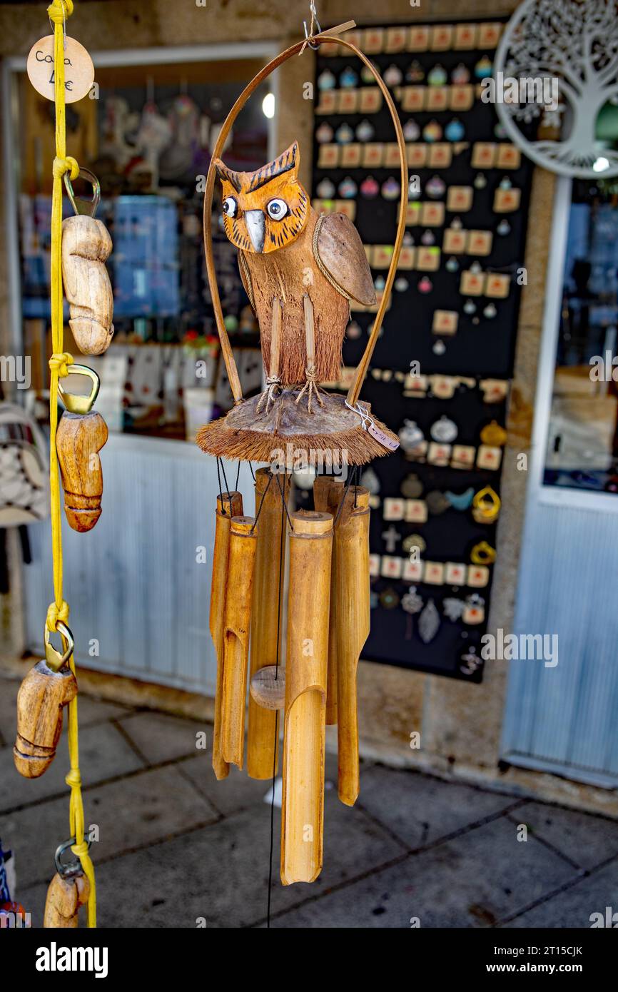 Vila Nova de Cerveira, Portogallo - 24 agosto 2023: Gufo di legno fatto a mano di fronte al negozio di souvenir. Il Portogallo è sede di mercati all'aperto. Foto Stock