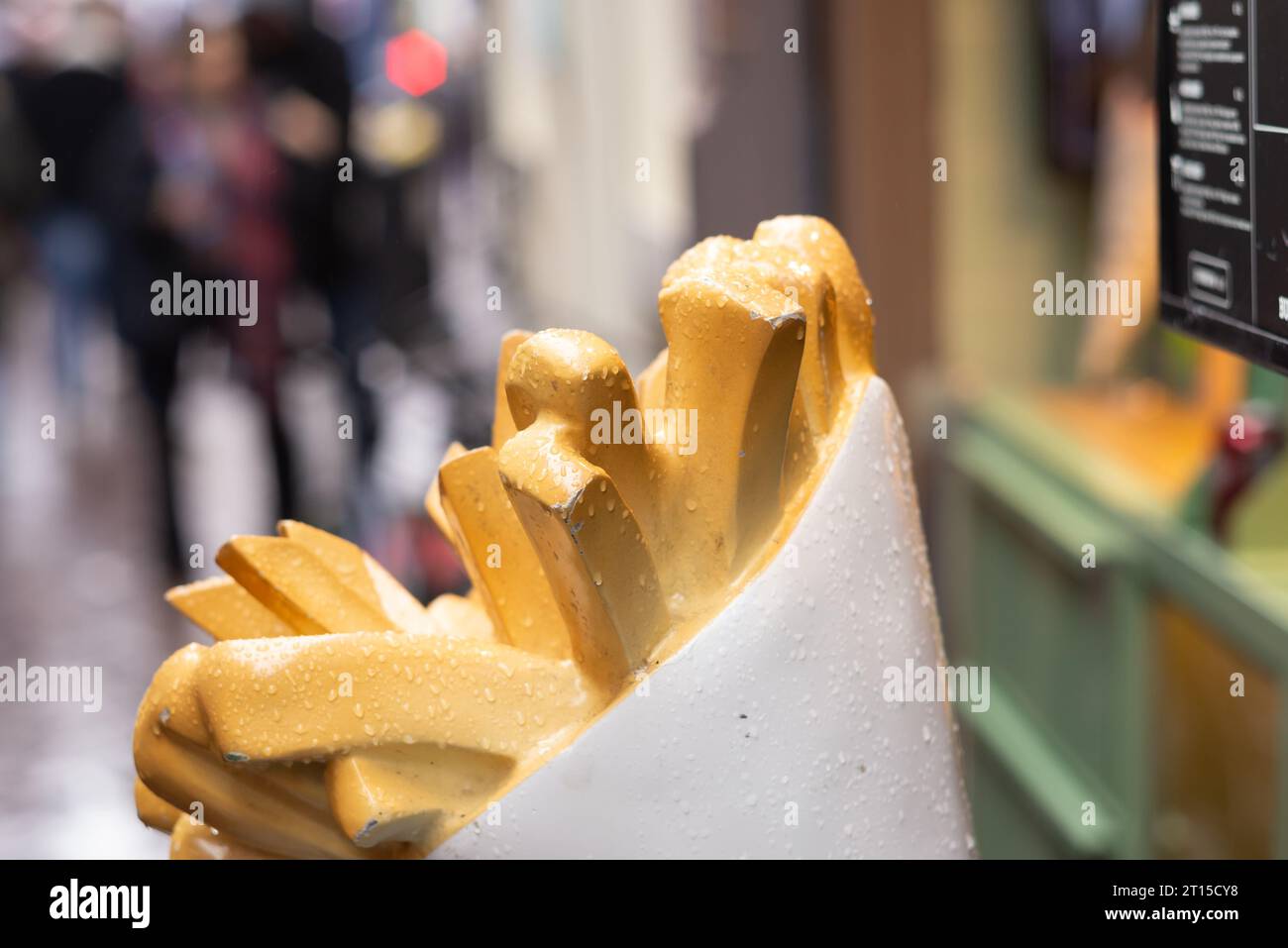 1° aprile 2023, Amsterdam, Paesi Bassi, Un modello di patatine fritte tradizionali in una strada del centro città. Foto Stock