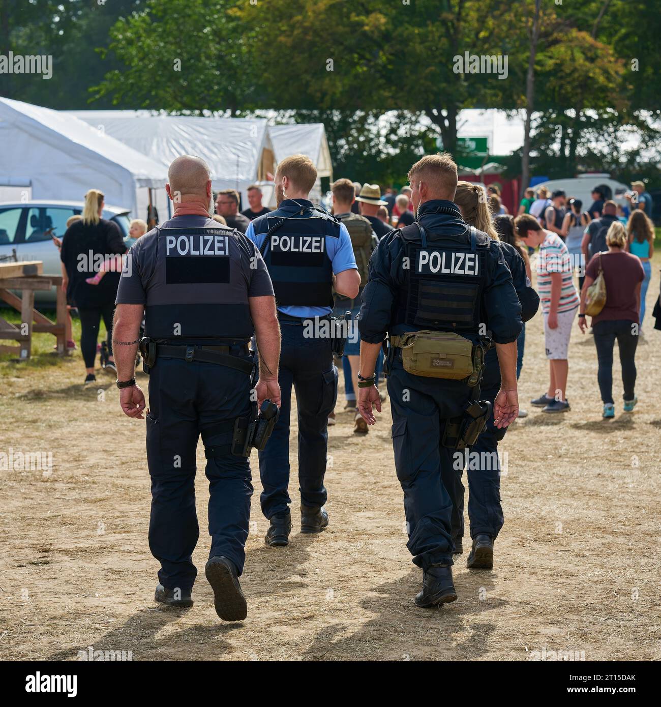 Presenza della polizia come misura di sicurezza in un festival popolare annuale a Havelberg, in Germania Foto Stock