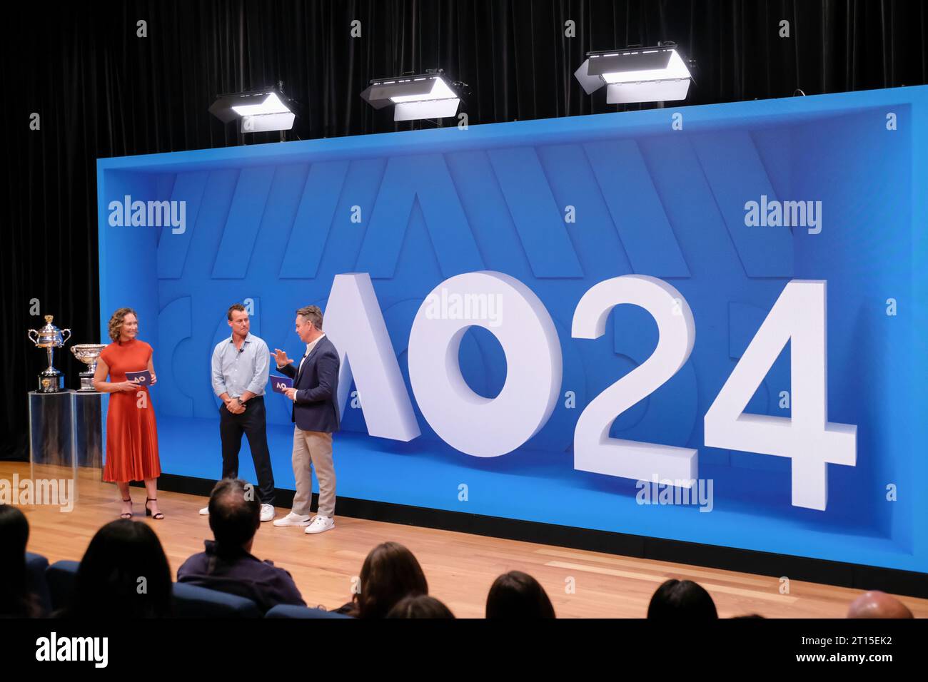 Melbourne, Australia. 11 ottobre 2023. I presentatori dell'evento e le leggende australiane del tennis Sam Stosur (L) e Todd Woodbridge (R) parlano con Lleyton Hewitt (C) all'Australian Open 2024 Media Launch. Credito: SOPA Images Limited/Alamy Live News Foto Stock