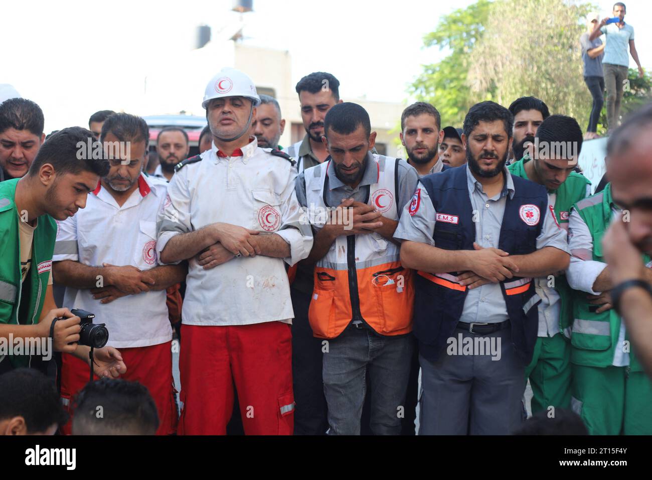 Gaza, Palestina. 11 ottobre 2023. Il funerale dei corpi di 4 paramedici palestinesi uccise da attacchi aerei israeliani a Gaza, l'11 ottobre 2023. Foto di Ramez Habboub/ABACAPRESS.COM credito: Abaca Press/Alamy Live News Foto Stock