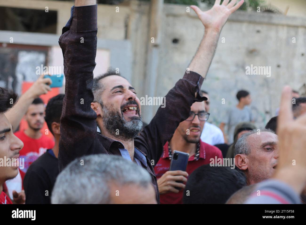 Gaza, Palestina. 11 ottobre 2023. Il funerale dei corpi di 4 paramedici palestinesi uccise da attacchi aerei israeliani a Gaza, l'11 ottobre 2023. Foto di Ramez Habboub/ABACAPRESS.COM credito: Abaca Press/Alamy Live News Foto Stock