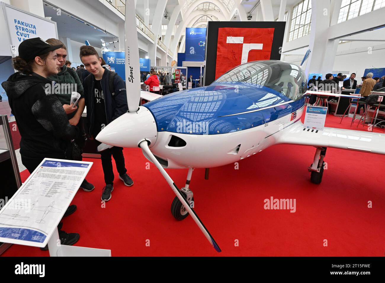 Seconda giornata della International Engineering Fair (MSV), fiera internazionale dei trasporti e della logistica Transport a Logistika e fiera internazionale delle tecnologie ambientali Envitech a Brno, Repubblica Ceca, 11 ottobre 2023. TL-5000 Sparker Ultralight Aircraft ha vinto la medaglia d'oro della Fiera internazionale dell'ingegneria a Brno, Repubblica Ceca, 11 ottobre 2023. TL-ULTRALIGHT società di Hradec Kralove ha collaborato allo sviluppo dell'aeromobile con esperti dell'Istituto di aviazione della Facoltà di Ingegneria meccanica VUT di Brno. (Foto CTK/Vaclav Salek) Foto Stock