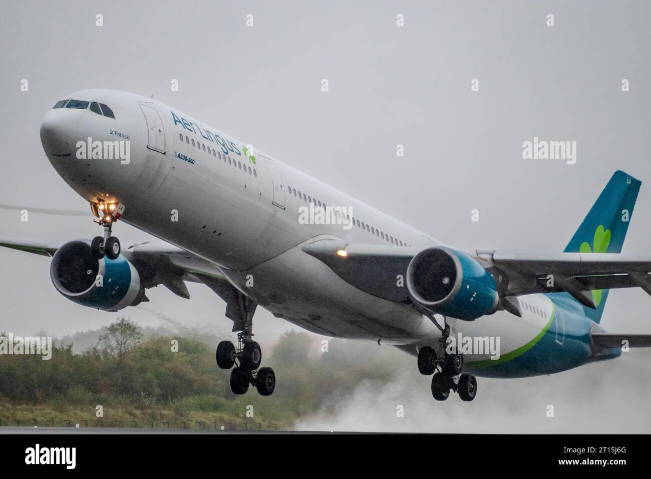 Aer Lingus Airbus A330-300 chiamato St Patrick. Il giorno piovoso decolla. Aeroporto di Manchester. Foto Stock