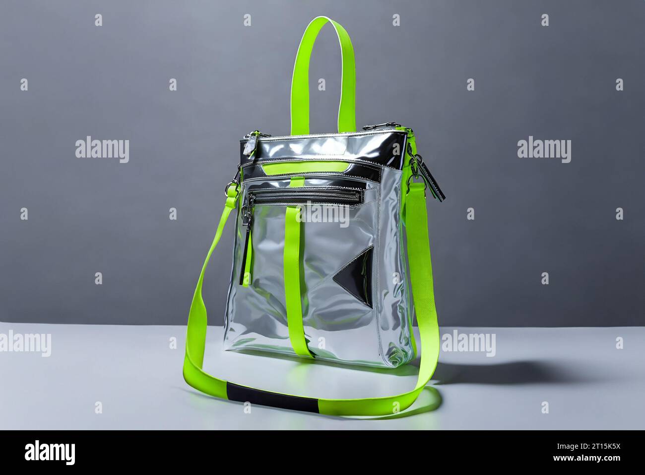 Un sorprendente primo piano di una borsa tascabile da donna contemporanea, caratterizzata da un cinturino in argento lucido e verde neon e dettagli che incarnano la moda moderna Foto Stock