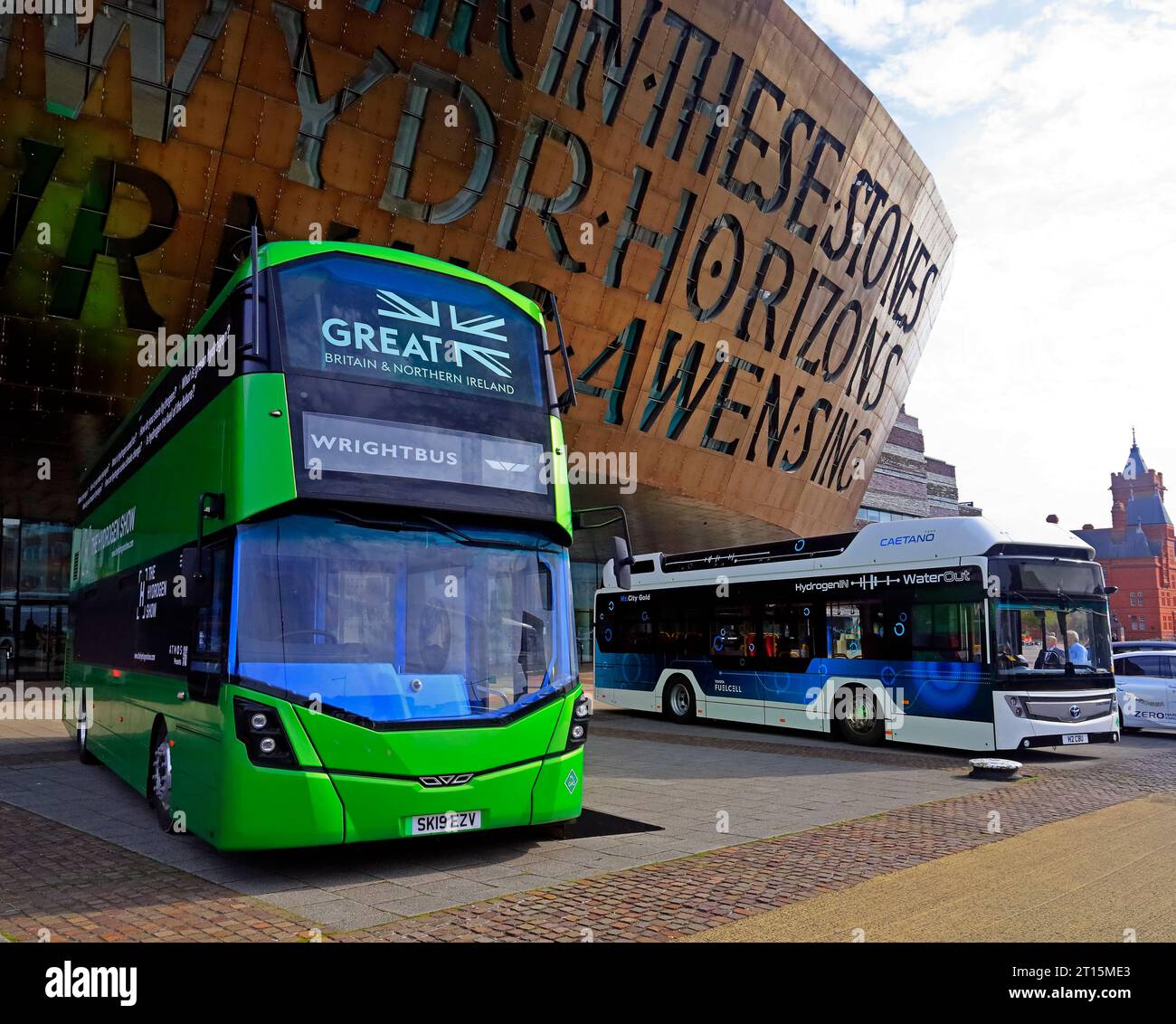 Autobus in occasione di un evento per la promozione di veicoli alimentati a idrogeno a zero emissioni al di fuori del Millennium Centre, Cardiff Bay. Ottobre 2023. Foto Stock