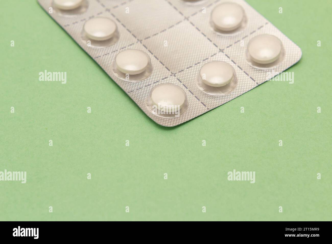 Goiânia, Goias, Brasile – 10 ottobre 2023: Un blister di plastica e alluminio con compresse su una superficie verde. Foto Stock