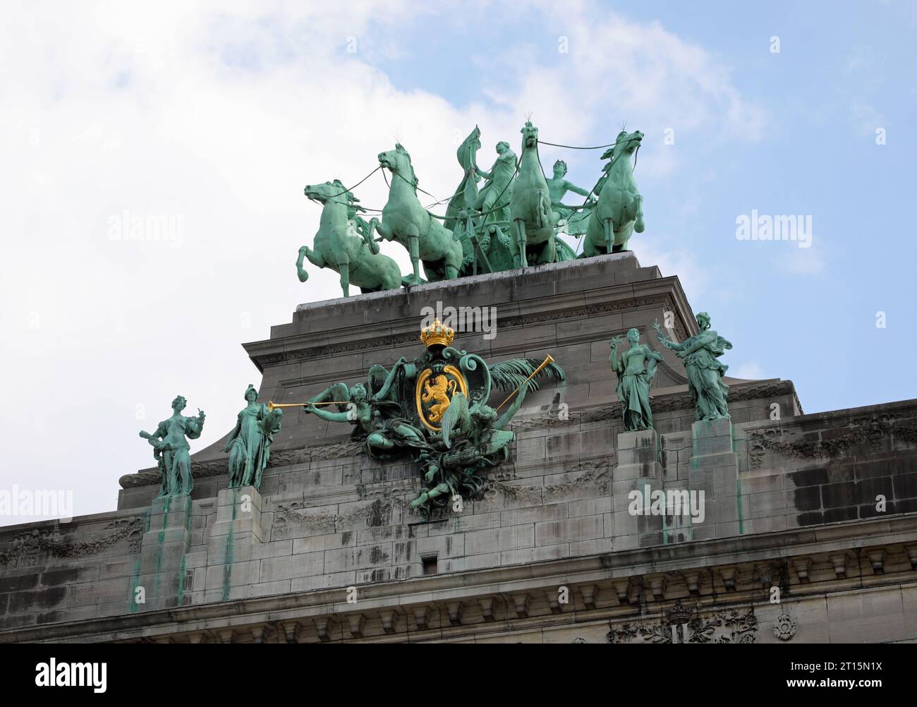 Cinquantenaire Arcade e il gruppo scultoreo quadriga in bronzo con un carisone femminile a Bruxelles in Belgio Foto Stock