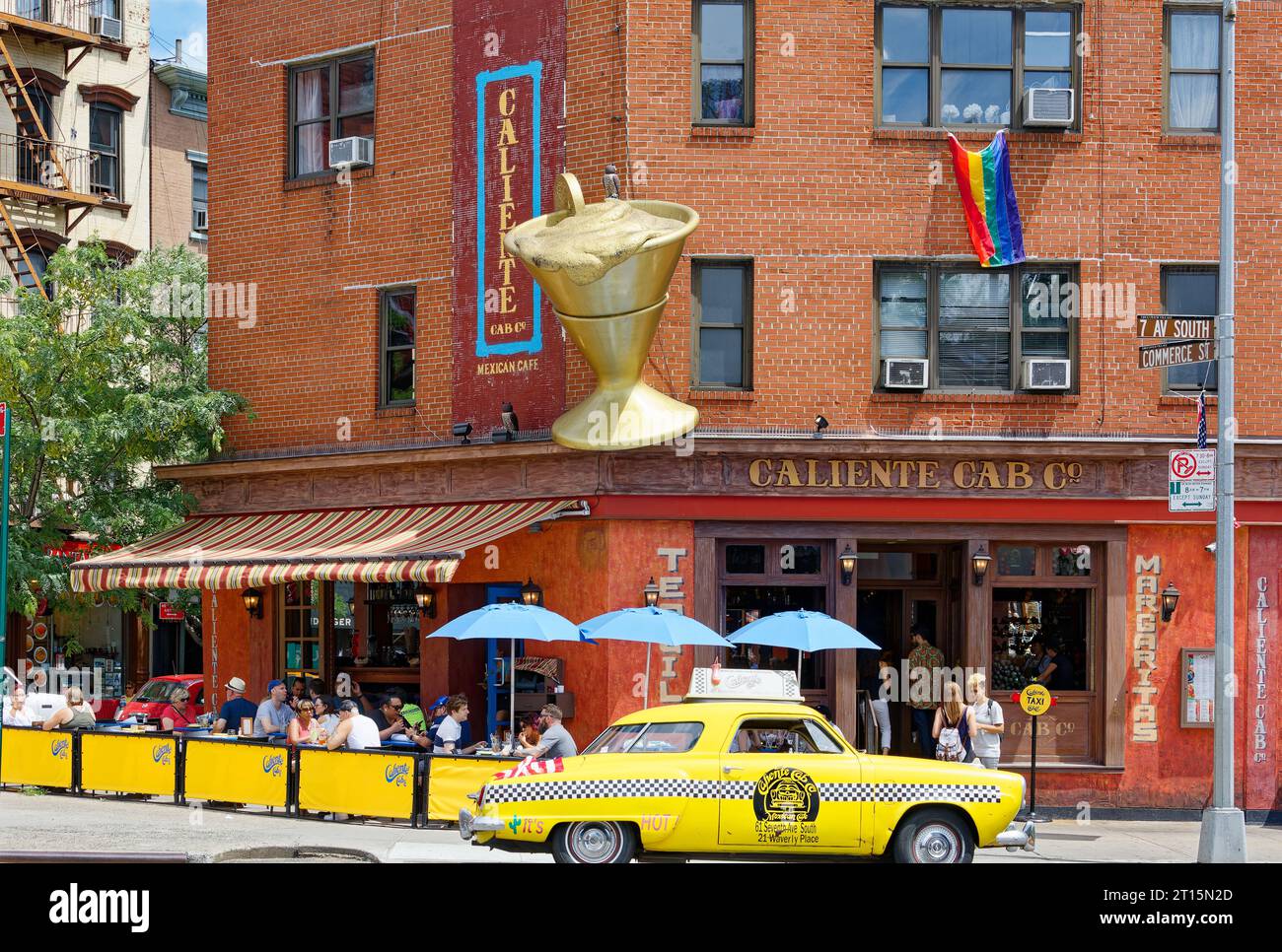 Caliente Cab Co. È un caffè messicano all'incrocio tra la 7th Avenue South, Bleecker Street e Commerce Street nel Greenwich Village di New York. Foto Stock