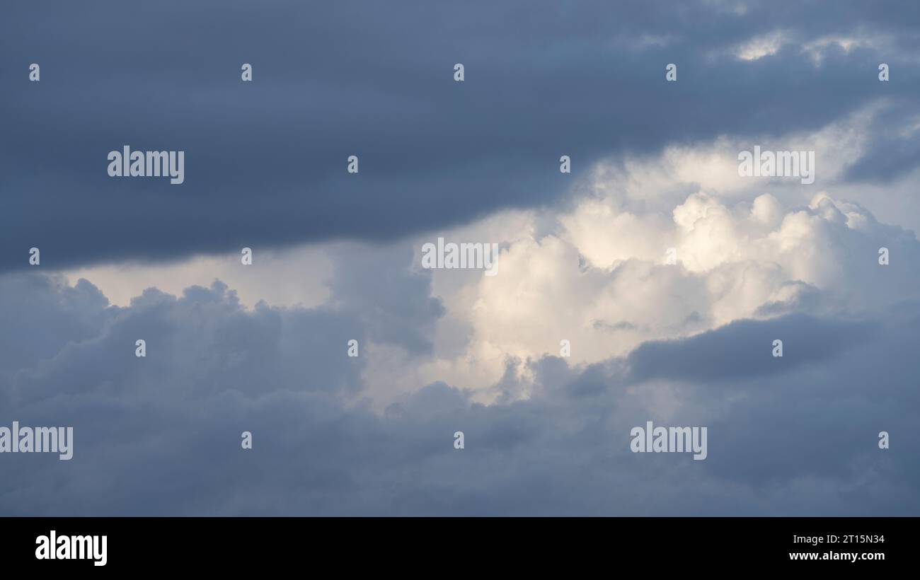 Nuvole spettacolari sul South Shropshire e sui confini gallesi Foto Stock