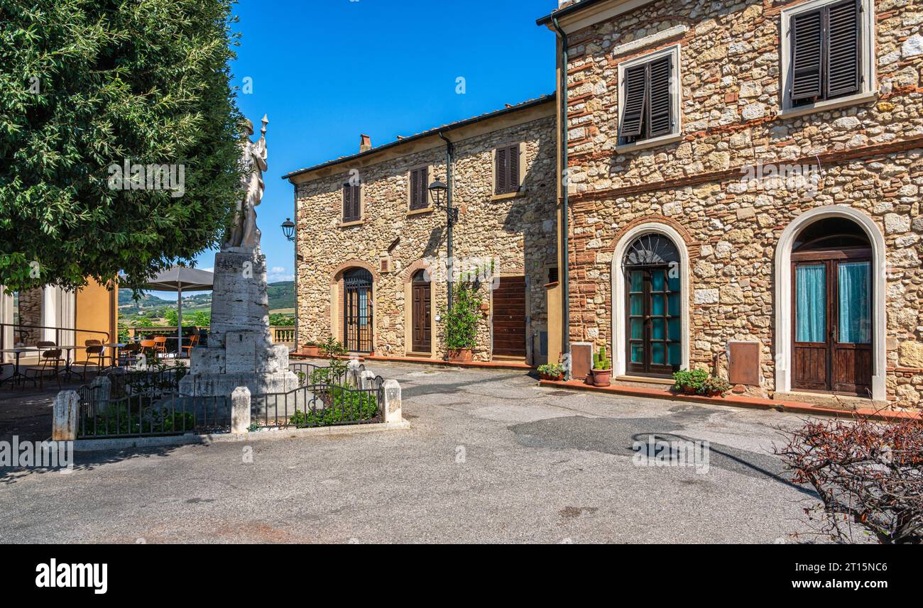 Il bellissimo villaggio di Bibbona in un soleggiato pomeriggio d'estate. Provincia di Livorno, Toscana, Italia. Foto Stock