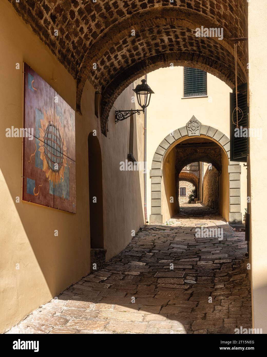 Il bellissimo villaggio di Bibbona in un soleggiato pomeriggio d'estate. Provincia di Livorno, Toscana, Italia. Foto Stock