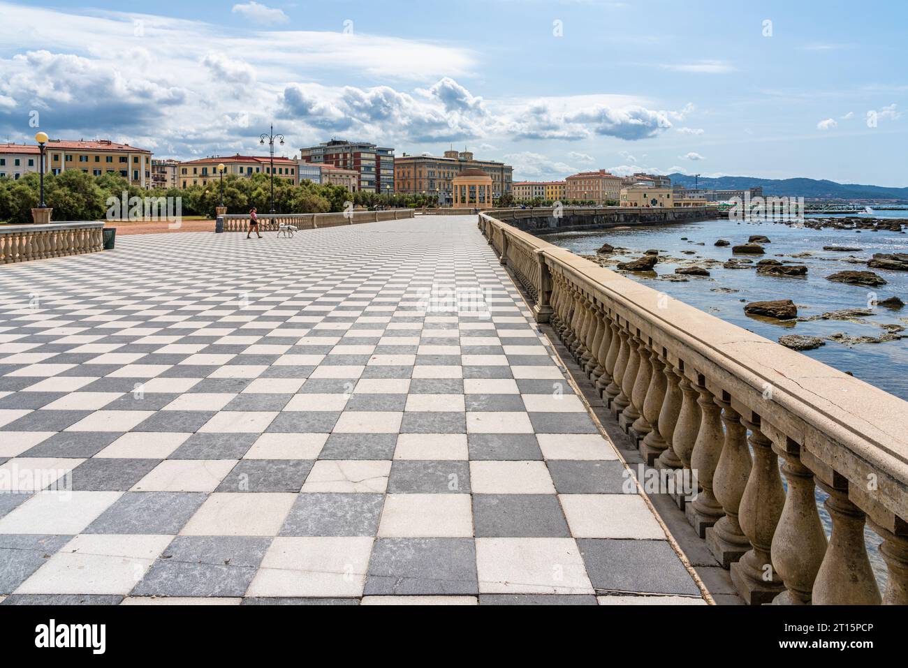 Vista panoramica della splendida Terrance Mascagni nella città di Livorno in una soleggiata mattinata d'estate. Toscana, Italia. Foto Stock