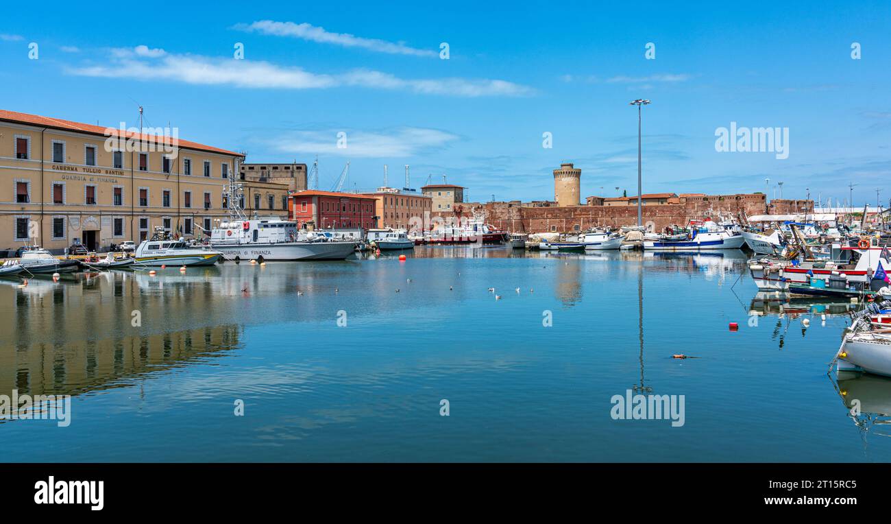 Vista panoramica dal porto della città di Livorno in una mattinata d'estate. Toscana, Italia. Foto Stock