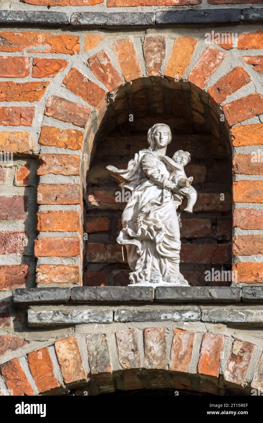 Statua della Vergine Maria con Gesù bambino nell'alcova sopra la porta d'ingresso al beghinaggio di Aarschot del XVII secolo nel Brabante fiammingo nelle Fiandre, Belgio Foto Stock